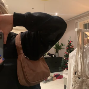 Brun baguette väska  - En super fin brun handväska, köpt second hand för 200kr men säljer för 129kr. Säljer pga måste få pengar. Skriv om ni vill köpa till mig. 