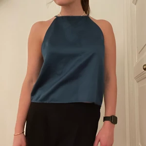 Super fin fest topp från Nelly - Säljer min super fina topp från Nelly trend. Den är i en blå fin färg mycket fint glansigt tyg. Kortare i modellen. Endast använd vid ett fåtal tillfällen. Den behöver ett nytt hem. Kolla gärna in andra saker jag säljer så kan jag erbjuda paketpris. Vid köp över 300kr kan jag mötas upp i Stockholms innerstad!