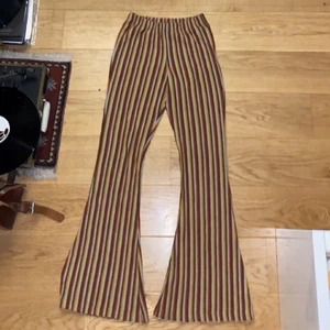 Urban oitfitters-byxor  - Jättefina och sköna byxor i stretchigt material och fint mönster. :) Skriv för bild på!