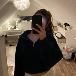 Stickad half sip  - Säljer denna superfina trendiga tröja i nyskick , då den inte kommer till användning ❤️ stl. S (den är marin blå, syns bäst på sista bilden)