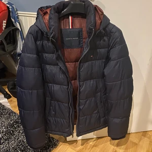 Vinterjacka Hilfiger - Säljer en Hilfiger vinterjacka i stlk S herr. Inte använd så mycket, bra skick. Jackan är köpt för 2199kr. Jag står inte för postens slarv.