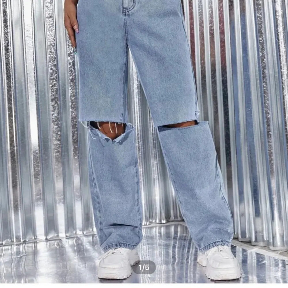 Väldigt trendiga och snygga ljusblå vida jeans, med slits vid knät, lite större på höger (som syns på bilden) köpta på shein, ser ut precis som på bilden. Säljer för att jag behöver pengarna😅. Jeans & Byxor.