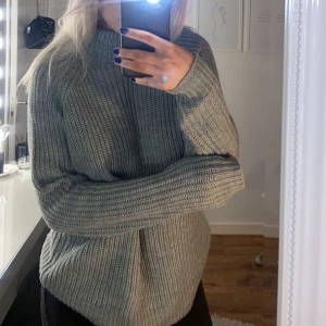Stickad tröja  - Så mysig grå stickad tröja med polokrage
