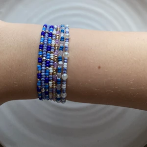 Pärlade armband - Bracelets - 30kr st - fri frakt vid köp av 3st  Annars +13kr frakt Armbanden är gjorda på elastisk tråd! - Dessa armbanden kan man ha till allt! Lätta att matcha till andra armband pågrund av att de ej har någon förlängningskedja⭐️ - Man får bestämma hur stora man vill att armbanden ska vara själv genom mått!💕  Dessa är mina favoriter just nu eftersom de är så lätta att matcha med andra smycken!!!💐