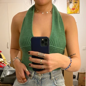 Grön stickad topp! - Säljer min gröna stickade topp! Tyvärr står det inget storlek på den men misstänker att den är mellan XS-M då den är knytbar (se bild 2). Säljer den för 150kr!