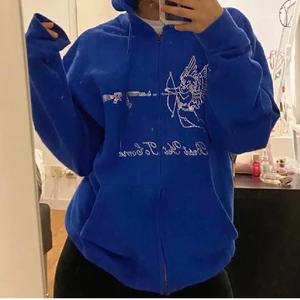 Blå Bestyettocome hoodie  - Säljer min blåa bestyettocome hoodie i storlek S (som inte längre säljs) då den tyvärr inte kommit till användning! Alla stenar sitter kvar och den är precis som ny då den knappt är andvänd!💙 (lånade bilder!!) Bud på 860kr, höj med 20kr