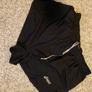 Träningsshorts asics L - Flyttrensar- Säljer massa med plagg till billiga priser!!! Samfraktar så kolla mina andra annonser. Frakt efter paketets vikt, ansvarar ej för postens hantering av paket. Hör av dig vid frågor :)