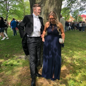 Marinblå balklänning  - Balklänning från Nelly, är i storlek 36 men tycker den känns mer som en 38. 