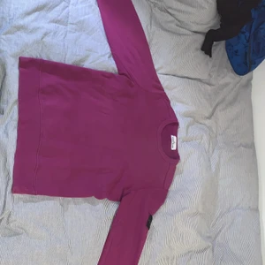Stone Island crewneck - Äkta Rosa Stone Island crewneck storlek Medium! Köpte för flera år sen på butiken i Stockholm men var för liten på mig så använd sparsamt max 3 gånger, inga flaws 9,5/10 cond. Finns extra knappar, påse, kvitto och tags kvar ifall det önskas