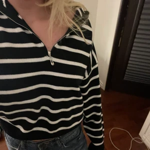 Randig tröja  - Randig tröja med dragkedja längst upp. Budaaa, Köparen står för frakt ❤️