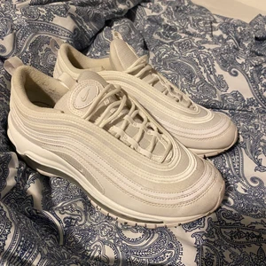 Nike sneakers - Säljer mina superfina nikesneakers som tyvärr inte kommer till användning mer, dom är använda några enstaka gånger och i superfint skick, köpta för lite under 2000kr💕