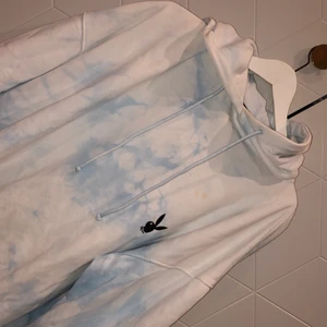 Playboy hoodie - Väldigt bra skick men två små fläckar som syns på bilden, syns bara i bra ljus men sänkt priset pga dem. Annars jättebra kvalite och använd fåtal gånger <3