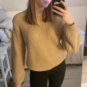 Beige stickad tröja  - Beige stickad tröja i storlek M passar även S. Bra kvalitet❤️