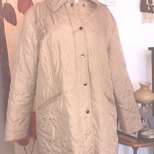 Quiltad jacka - Tunnare jacka, bekväm. Beige/guldig, quiltad. Säljer pga har för många jackor, köpt second hand för 400. Fint skick!