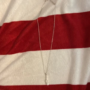 Halsband  - Hittade ett jättefint halsband som jag har knappt använt. Så tänkte att det skulle få en ny ägare nu. Hoppas att du blir glad. Vet ej vad det är för märke.