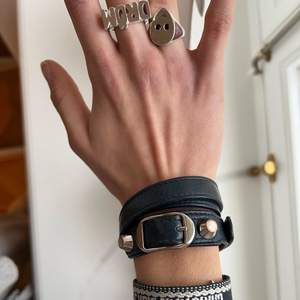 Jättesnyggt äkta mörkblått armband i läder från balenciaga!💞