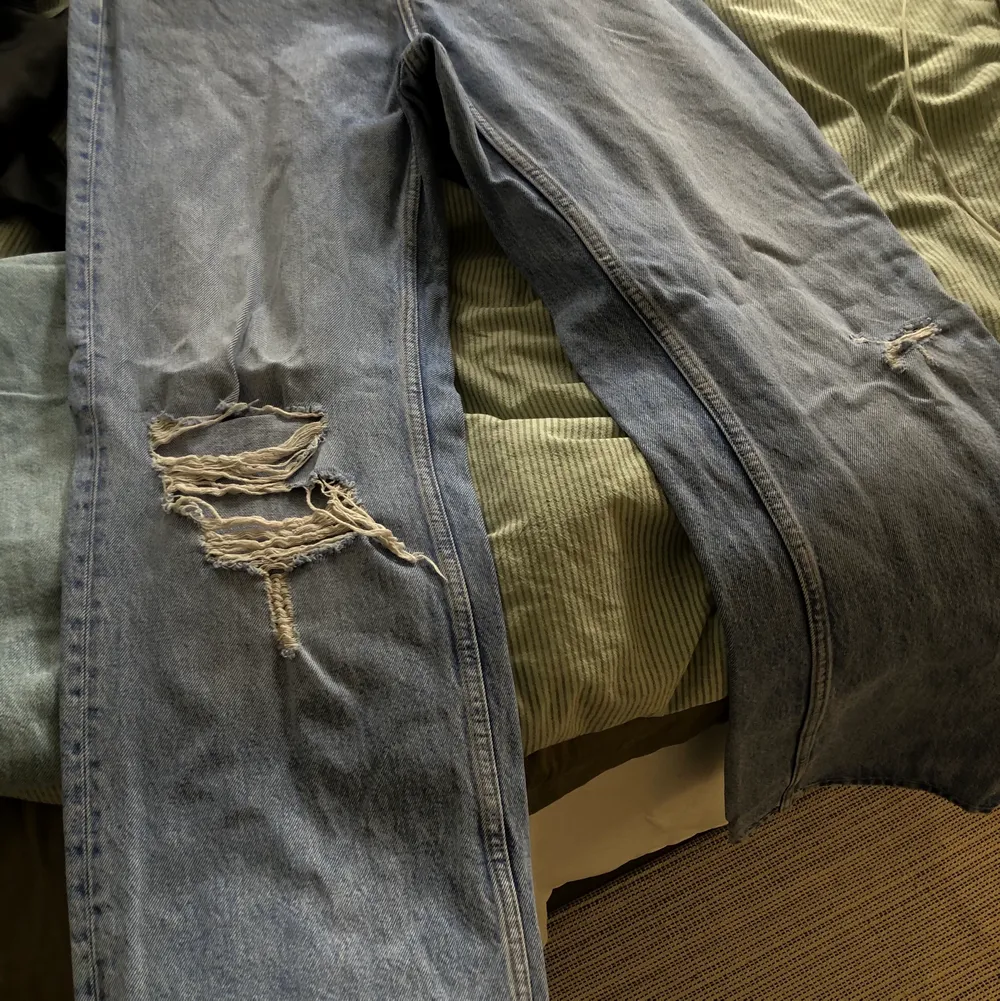 Nästan helt oanvända zara jeans i full length! Superfina men inte min stil o sitter inte som jag vill längre.. Jeans & Byxor.