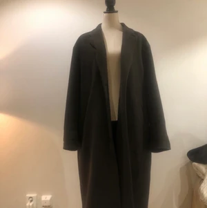 Filippa k- Lyon coat storlek 56 - Lyon wool coat dark(brun) storlek 56  Har haft jackan i 1månad och några dagar, köpte den för 3900:-, perfekt längd men jackan är för stor för mig för att jag är för smal. Ny skick, inga skador eller missfärgningar