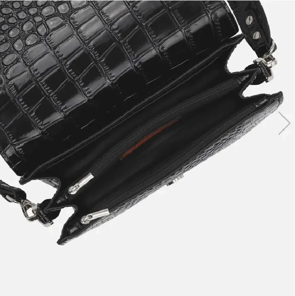 Jätte söt svart väska från unlimit, köpt för ett tag sen men väldigt sparsamt använd. Skriv för fler bilder 💘💘Nypris: 750kr, säljer för 250kr+ frakt 📦 . Väskor.
