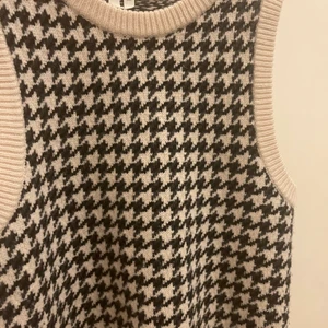 Stickad väst  - En stickad väst ifrån arket. Original priset var 600kr säljer pågrund av att den inte är i min stil längre. Kontakta för fler bilder<3