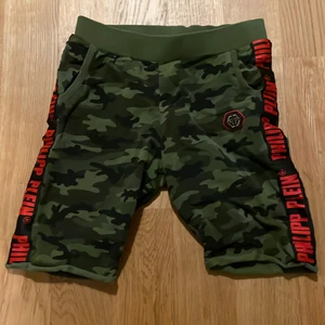 Philipp plein   - Jag har anvönt plagget ungefär 10 gånger. Det är väldigt skönt att sätta på sig plagget på morgonen när man vill få på sig något snabbt. Det funkar till mycket, det var med i Philipp pleins limited edition kollektion.