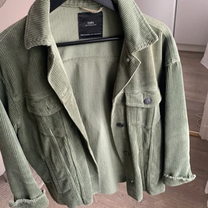 manchesterjacka  - säljer min manchesterjacka från zara, jättebra skick och så fin färg! väldigt snyggt att tex sätta på en pälskrage eller liknande. skriv för fler bilder 