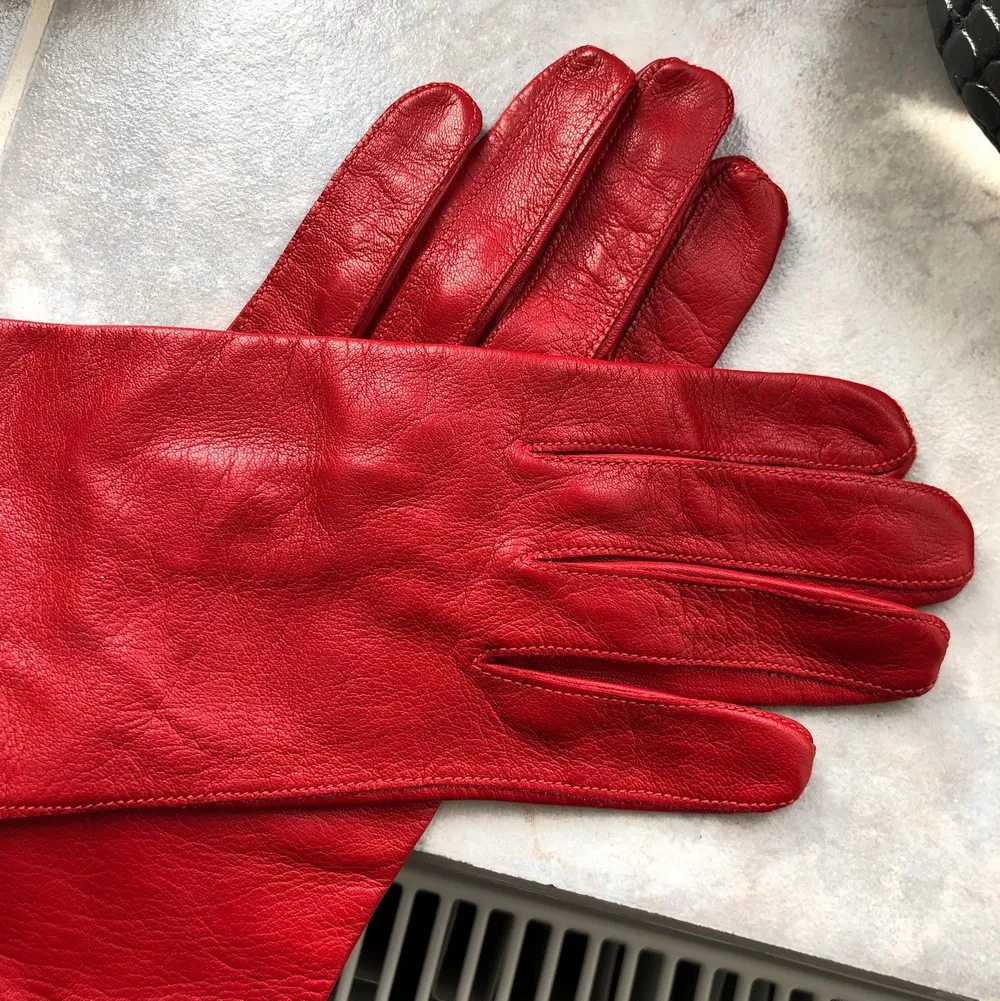 Skit coola vintage röda läder handskar! . Accessoarer.