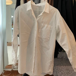 Filippa K skjorta - Vit skjorta från Filippa K i bomull. Strl M. Endast använd ett fåtal gånger, mycket fint skick precis som ny!