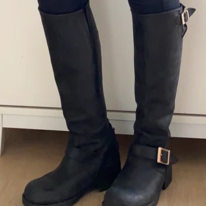 Johnny bulls - Äkta höga svarta Johnny bulls. Storlek 39. Väldigt fina och bra skick, bara lite slitet vid tyget vid dragkedjan och lite i hälen på sulan. Hör av dig om du undrar något! (Köparen står för frakten) priset kan diskuteras 💞