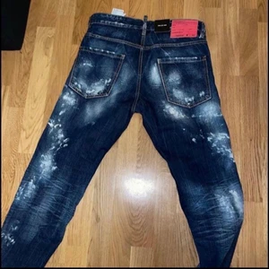 Dsquared2 jeans blå - Helt nya, med lappar inget kvitto kvar, aldrig använt så det är inga skador eller liknande, köpte gör ca 5700kr mitt pris 2700kr 