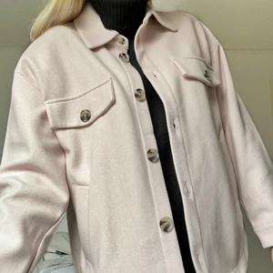 Rosa filt jacka  - Rosa ”filt” jacka  från VeroModa i storlek S. Köpt för knappt ett år sedan & endast använd en gång så är som ny i skicket. Säljer pga att den inte används.