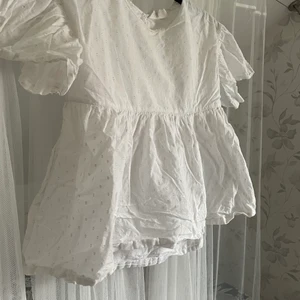 Linne - Vitt linne från hm som köptes får länge sedan och finns förmodligen inte kvar, bra skicka. Perfekt nu till sommaren.                   🌸 ny pris: 149 kr 🌸