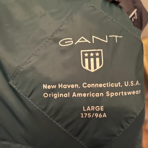 Vårjacka gant - Säljer den oanvända gant vårjacka, då jag inte använder men den är perfekt för våren. Storlek L (pris kan diskuteras )