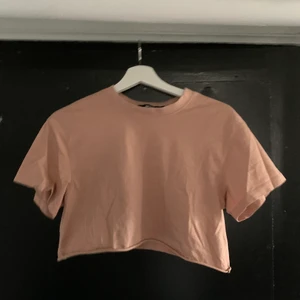 Croptop - En av mina förra favorit plagg. Kragen är nära halsen, den är rätt kort men sitter verkligen jätte fint