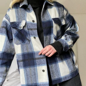 Rutig Zara jacka  - Rutig filt jacka från Zara i storlek L. Köpt för ca. 1 år sedan & använd ett fåtal gånger men är i väldigt fint skick. Säljer pga att den inte används. 