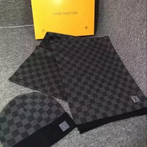 Louis Vuitton Damier Scarf and Hat - Säljer min Louis Vuitton halsduk och mössa riktigt bra kvalite har tagit hand om det mycket väl , kvitto paket allt skickas med webkvitto med om det önskas ! 