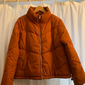 Jacka - Felköp jacka använd 3 gånger. Storlek S. Skön mjuk kvalite ifrån HM. Är 165 och den går ner över höften Nypris 499. Finns Skärmarbrink Stockholm. Frakt  tillkommer💓