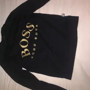 Hej! Jag säljer nu min Guld svarta Hugo boss sweatshirt som är i ny skick. Den är i storlek XS men passar perfekt om du har storlek S också. Har haft den i några månader nu och säljer den för den inte längre passar mig. 