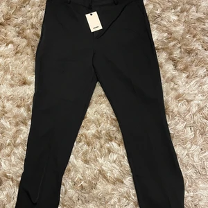 Bikbok Wilma kostymbyxor  - Helt nya och oanvända Wilma Kostymbyxor från Bikbok i storlek 42. 