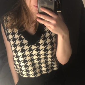 Stickad väst från SHEIN - Säljer denna fina väst ifrån SHEIN som endast använts en gång. Den är i storleken one-size men sitter perfekt på mig som har S/M ☺️ 80+frakt