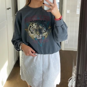Sweatshirt Tiger - Sweatshirt med tiger tryck från GinaTricot, storlek M men passar S också! Kontakta mig om du är intresserad eller har några frågor 💕 (mina bilder!) 
