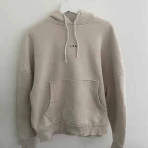 LXA - Den är i ett bra skick, inte skadad någon stans, använd få gånger, storlek Xs, känns lite mer som S, nypris:699kr , slutsåld på hemsidan LXA 