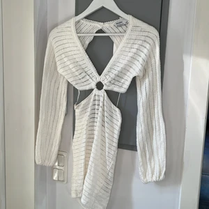 Stickad strandklänning  - Storlek xs aldrig använd. Har tyvärr ingen bild på då den dessvärre inte passar mig.