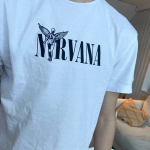 Nirvana T-shirt  -  Nirvana t-shirt från hm! säljer pga att den inte kommer till användning, jättebra skick
