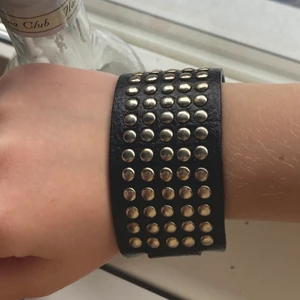 Nit armband  - Har aldrig andvänts, lite löst men det funkar :))