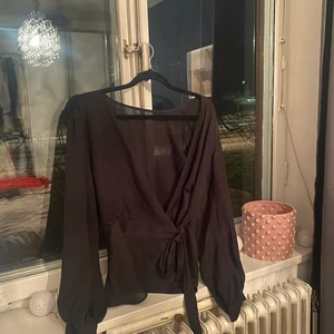 Partblus  - Svart blus med knytning därfram. Lite  u-ringning