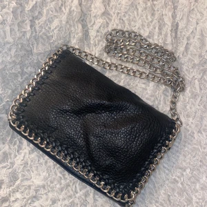 Tiamo  - Svart tiamo väska med ett ytterfack samt ett innerfack med dragkedja och två mindre innerfack. Nypris 499kr