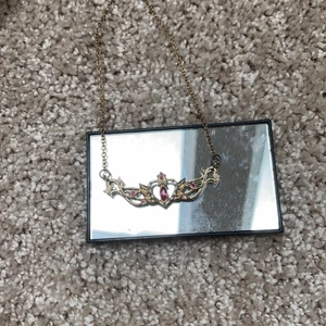 Halsband - Snyggt halsband säljs pga att det ej kommer till andvändning! Nyskick och aldrig andvänd 