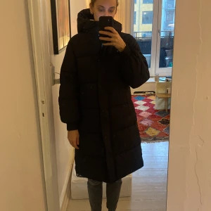 Dun jakke / frakke  - Super lækker dun jakke, varm i sort