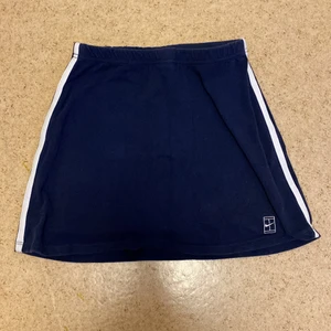 Tennis kjol  - Nike tenniskjol med shorts under använd bara 2 ggr
